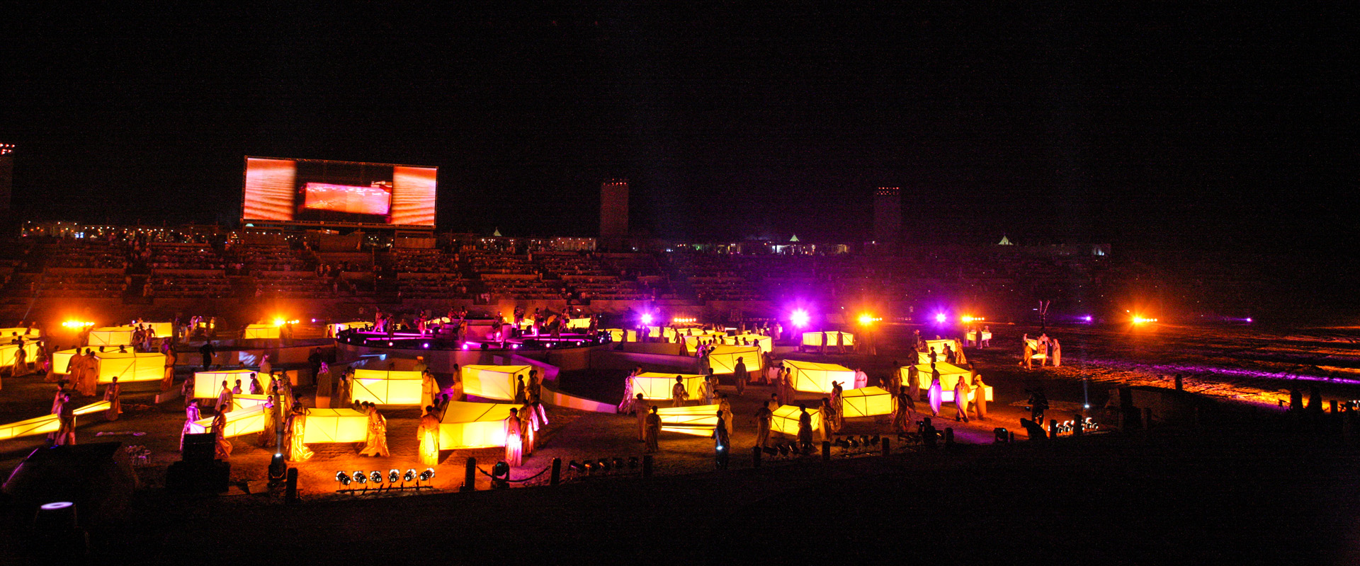 位于迪拜郊外之沙漠地带, 此椭圆形状的露天看台活动场长约420公尺,宽约250公尺是特别为迪拜特有的年度迪拜世界杯活动之一“阿拉伯之夜”而特地开设的