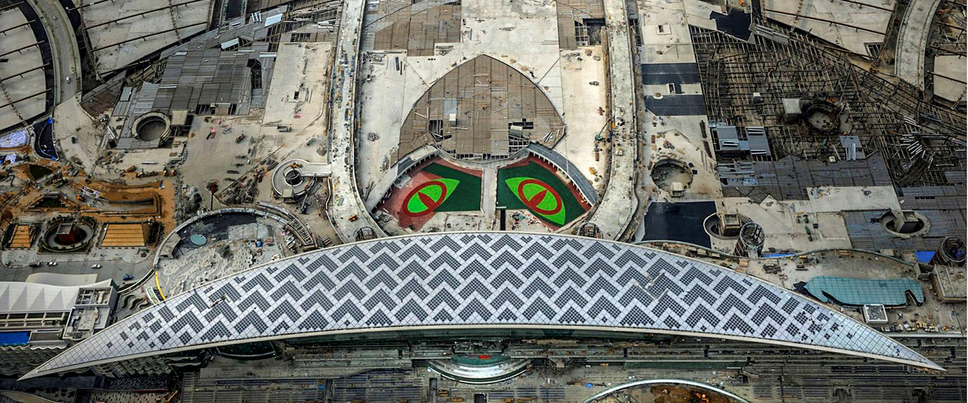 Positioned as the landmark function and at the highest elevation of the grandstand is the iconic Crescent Roof.