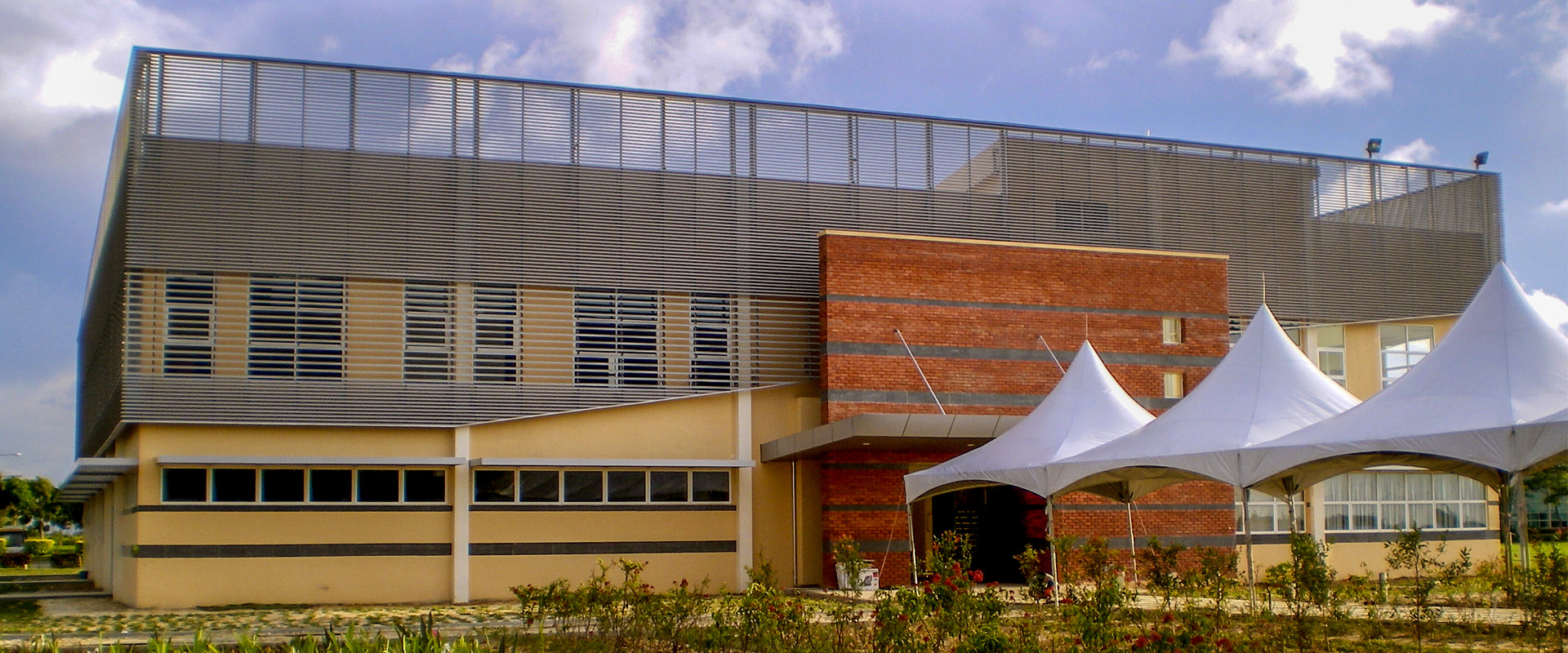 The Curtin University of Technology Sarawak Campus extension was drawn up to improve facilities within the growing campus.