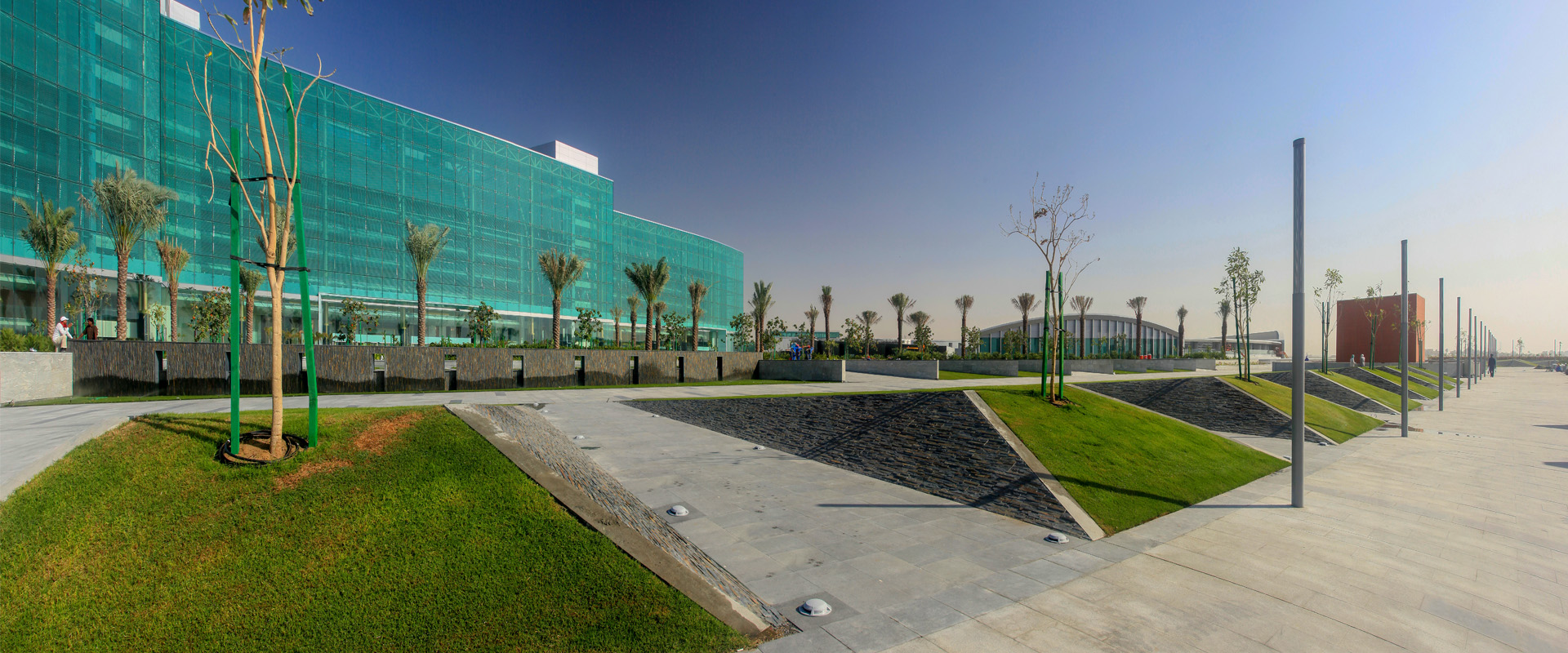 迈丹赛马场总规划之其一重点项目为双层钢构猎鹰停车场。