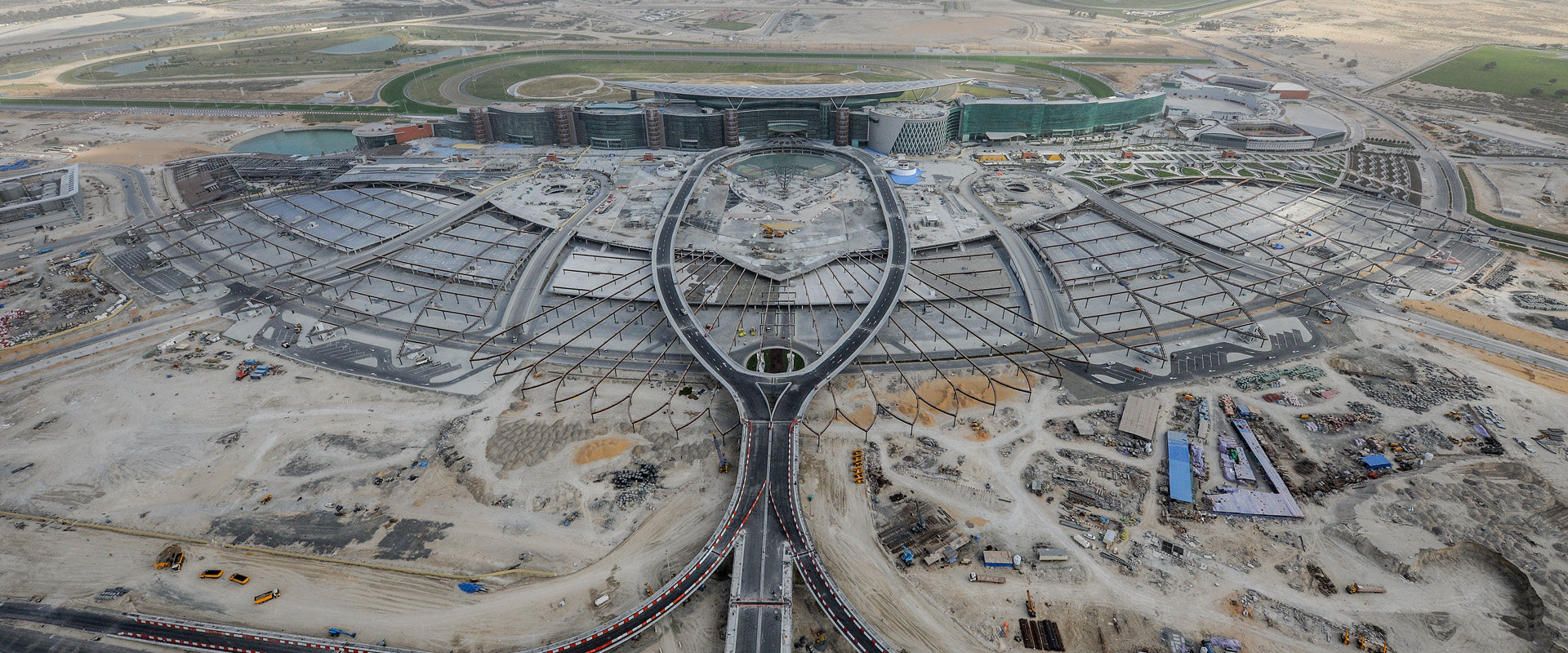 迈丹赛马场总规划之其一重点项目为双层钢构猎鹰停车场。