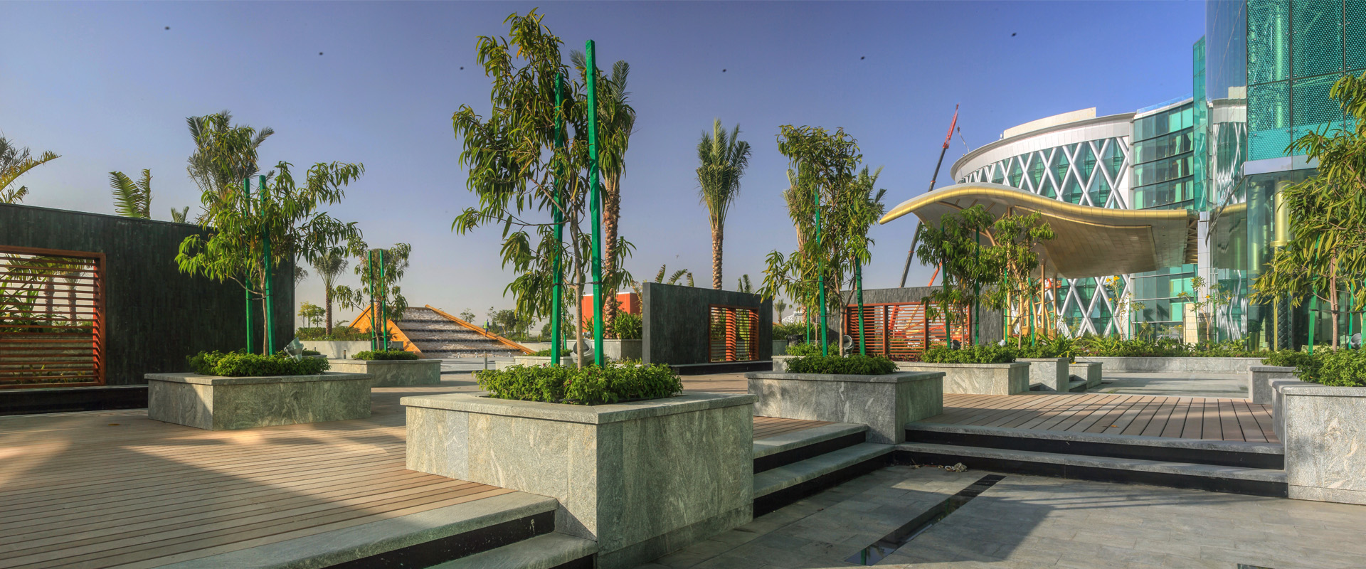 迈丹赛马场总规划之其一重点项目为双层钢构猎鹰停车场。