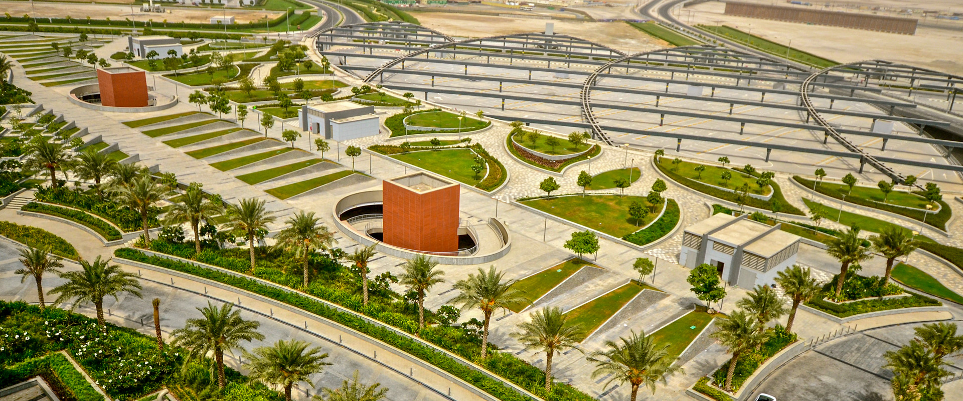 迈丹赛马场总规划之其一重点项目为双层钢构猎鹰停车场。