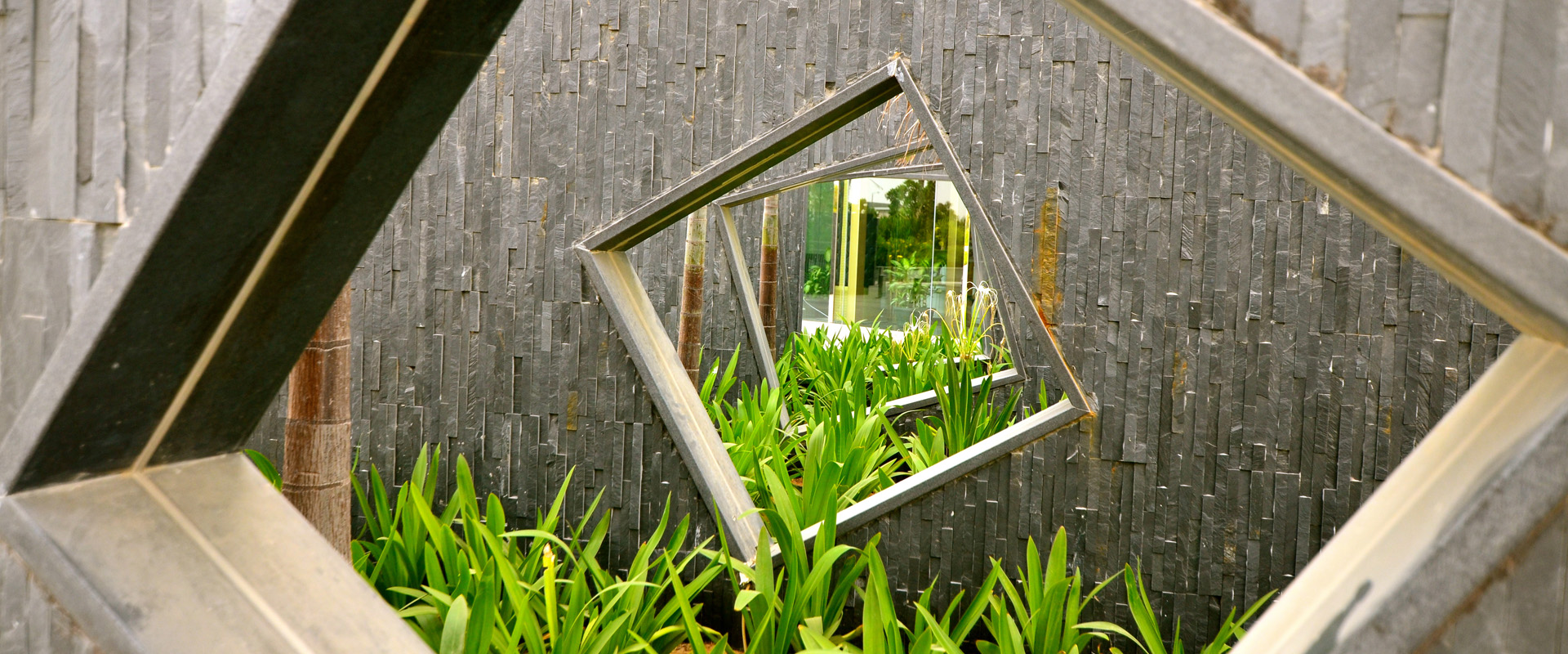 迈丹赛马场总规划之其一重点项目为双层钢构猎鹰停车场。