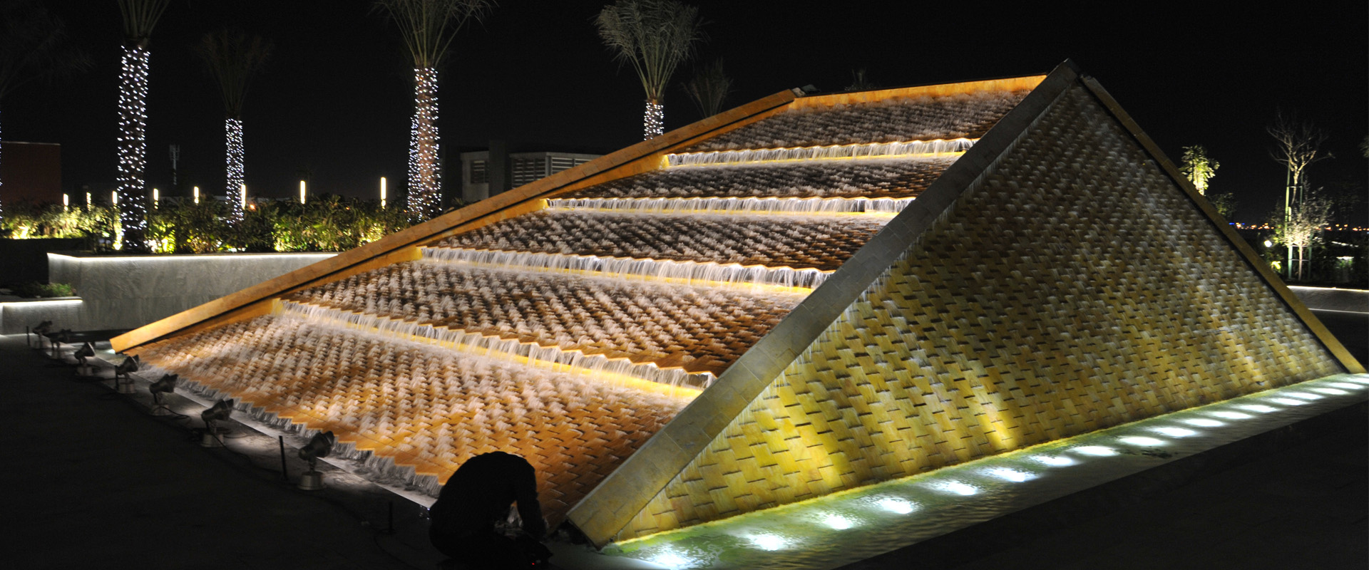 迈丹赛马场总规划之其一重点项目为双层钢构猎鹰停车场。