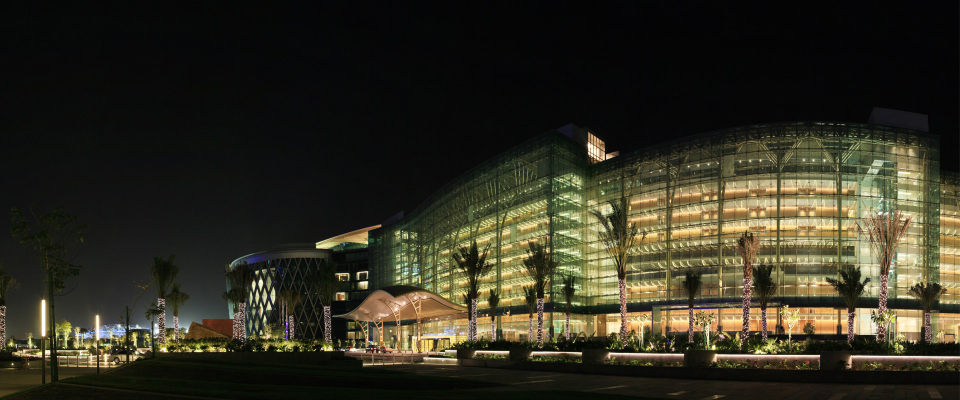 迈丹赛马场总规划之其一重点项目为双层钢构猎鹰停车场。